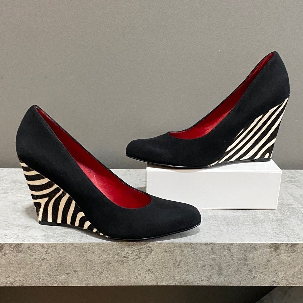 Nine West black suede wedge heels zebra print calf hair bold red lining SZ 6.5